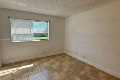 Condo in Margate, Florida, 2 bedrooms  № 1954906 - photo 12