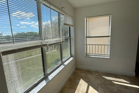 Condo in Margate, Florida, 2 bedrooms  № 1954906 - photo 9