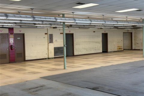 Commercial property in Belleview, Florida 490.43 sq.m. № 2237653 - photo 9