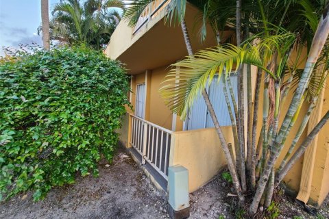 Condominio en venta en Hialeah, Florida, 2 dormitorios, 103.96 m2 № 1860183 - foto 2
