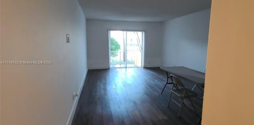 Condominio en Hialeah, Florida, 2 dormitorios № 1860183