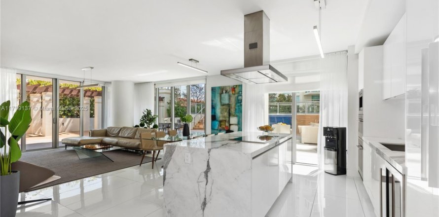Condominio en Sunny Isles Beach, Florida, 3 dormitorios № 1696285
