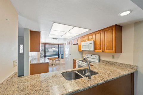 Condo in New Port Richey, Florida, 2 bedrooms  № 2143308 - photo 10