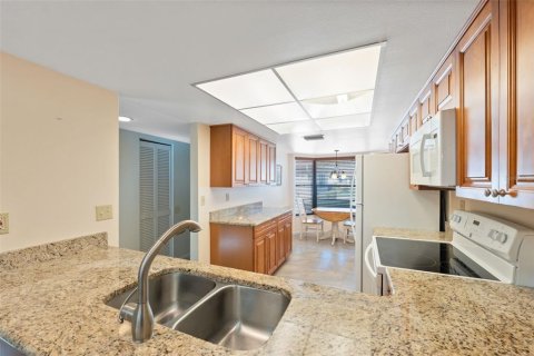 Condo in New Port Richey, Florida, 2 bedrooms  № 2143308 - photo 11