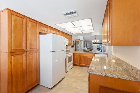 Condo in New Port Richey, Florida, 2 bedrooms  № 2143308 - photo 8