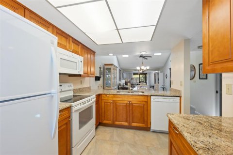 Condo in New Port Richey, Florida, 2 bedrooms  № 2143308 - photo 7
