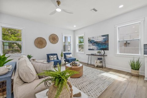 House in Saint Petersburg, Florida 4 bedrooms, 213.3 sq.m. № 1878339 - photo 6