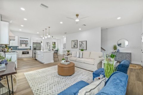 House in Saint Petersburg, Florida 4 bedrooms, 213.3 sq.m. № 1878339 - photo 4