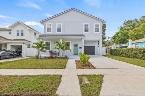 House in Saint Petersburg, Florida 4 bedrooms, 213.3 sq.m. № 1878339 - photo 1