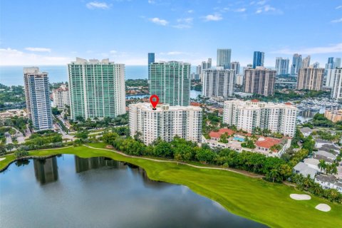 Condo in Aventura, Florida, 2 bedrooms  № 913804 - photo 1