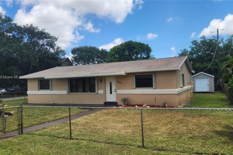 House in Miami Gardens, Florida 3 bedrooms, 133.78 sq.m. № 1790793 - photo 1