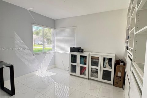 Casa en alquiler en Pembroke Pines, Florida, 4 dormitorios, 200.11 m2 № 2074633 - foto 12