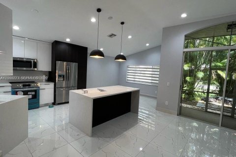 House in Pembroke Pines, Florida 4 bedrooms, 200.11 sq.m. № 2074633