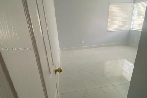 Casa en alquiler en Pembroke Pines, Florida, 4 dormitorios, 200.11 m2 № 2074633 - foto 4