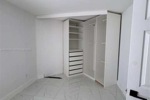 Casa en alquiler en Pembroke Pines, Florida, 4 dormitorios, 200.11 m2 № 2074633 - foto 14