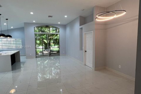 Casa en alquiler en Pembroke Pines, Florida, 4 dormitorios, 200.11 m2 № 2074633 - foto 3