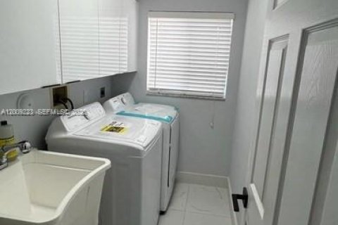 Casa en alquiler en Pembroke Pines, Florida, 4 dormitorios, 200.11 m2 № 2074633 - foto 6