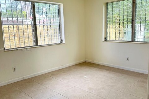 Villa ou maison à louer à Miami, Floride: 3 chambres, 109.81 m2 № 2025292 - photo 2