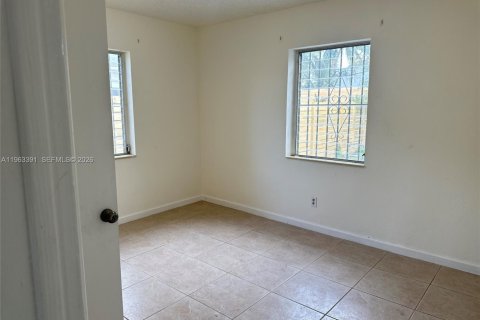 Villa ou maison à louer à Miami, Floride: 3 chambres, 109.81 m2 № 2025292 - photo 13
