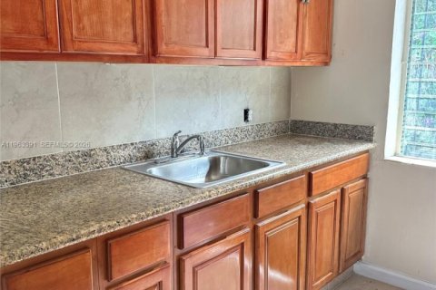 Villa ou maison à louer à Miami, Floride: 3 chambres, 109.81 m2 № 2025292 - photo 4