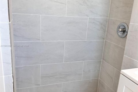 Villa ou maison à louer à Miami, Floride: 3 chambres, 109.81 m2 № 2025292 - photo 5