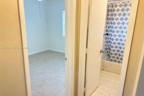 Villa ou maison à louer à Miami, Floride: 3 chambres, 109.81 m2 № 2025292 - photo 17