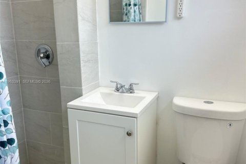 Villa ou maison à louer à Miami, Floride: 3 chambres, 109.81 m2 № 2025292 - photo 16