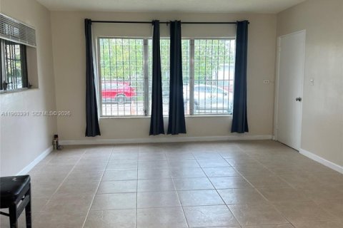 Villa ou maison à louer à Miami, Floride: 3 chambres, 109.81 m2 № 2025292 - photo 7