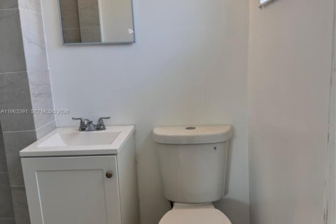 Villa ou maison à louer à Miami, Floride: 3 chambres, 109.81 m2 № 2025292 - photo 8