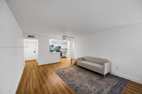 Condominio en alquiler en Miami, Florida, 2 dormitorios, 91.6 m2 № 1946383 - foto 7