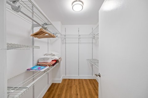 Condominio en alquiler en Miami, Florida, 2 dormitorios, 91.6 m2 № 1946383 - foto 17