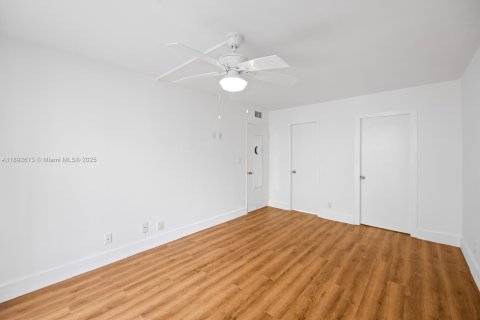 Condominio en alquiler en Miami, Florida, 2 dormitorios, 91.6 m2 № 1946383 - foto 14