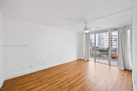 Condominio en alquiler en Miami, Florida, 2 dormitorios, 91.6 m2 № 1946383 - foto 12