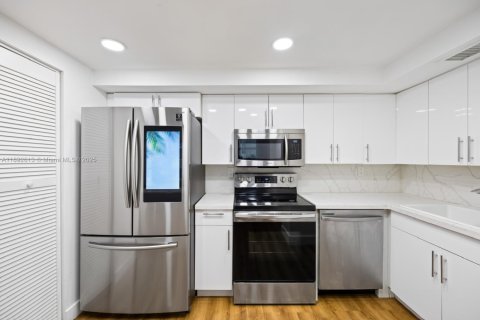 Condominio en alquiler en Miami, Florida, 2 dormitorios, 91.6 m2 № 1946383 - foto 10