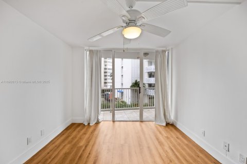 Condominio en alquiler en Miami, Florida, 2 dormitorios, 91.6 m2 № 1946383 - foto 13
