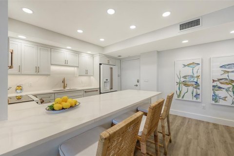 Condo in Sarasota, Florida, 2 bedrooms  № 2379021 - photo 14
