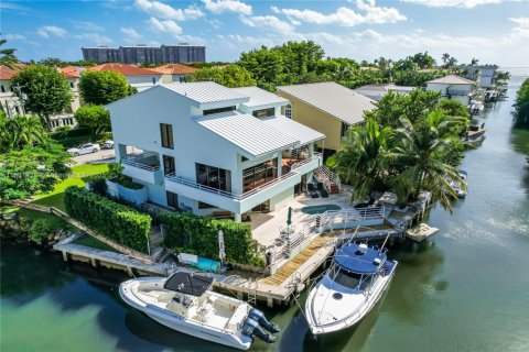 Casa en venta en Miami, Florida, 4 dormitorios, 422.33 m2 № 1808963 - foto 1