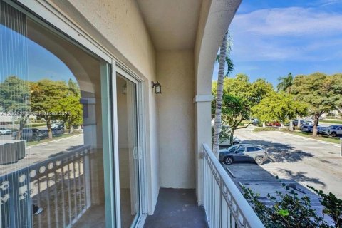Townhouse in Doral, Florida 3 bedrooms, 116.69 sq.m. № 2076578 - photo 15