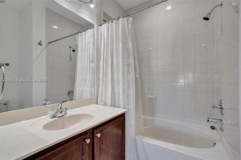 Townhouse in Doral, Florida 3 bedrooms, 116.69 sq.m. № 2076578 - photo 12