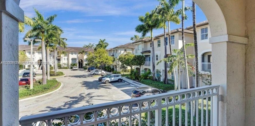 Townhouse in Doral, Florida 3 bedrooms, 116.69 sq.m. № 2076578