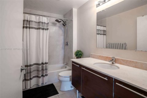 Condo in Miami, Florida, 1 bedroom  № 2046250 - photo 25