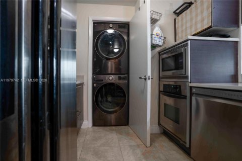 Condo in Miami, Florida, 1 bedroom  № 2046250 - photo 8