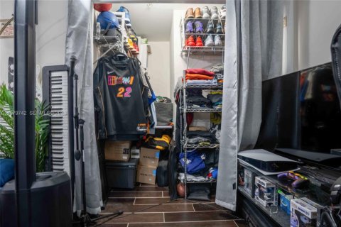 Condo in Miami, Florida, 1 bedroom  № 2046250 - photo 24