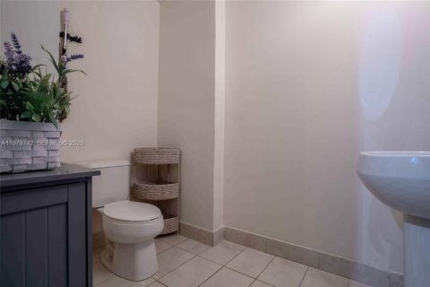 Condo in Miami, Florida, 1 bedroom  № 2046250 - photo 9