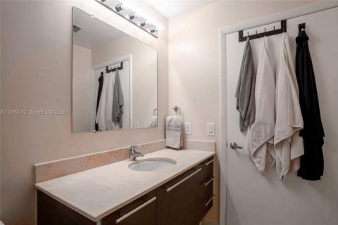 Condo in Miami, Florida, 1 bedroom  № 2046250 - photo 22