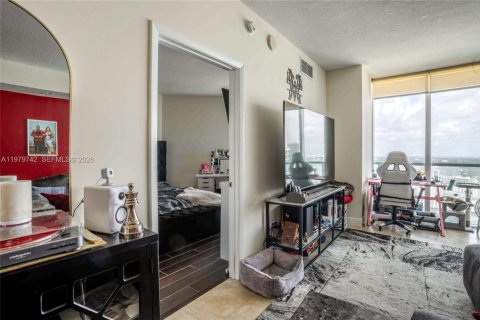 Condo in Miami, Florida, 1 bedroom  № 2046250 - photo 11