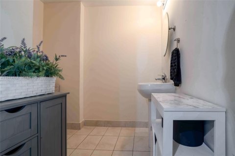 Condo in Miami, Florida, 1 bedroom  № 2046250 - photo 10