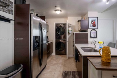 Condo in Miami, Florida, 1 bedroom  № 2046250 - photo 7