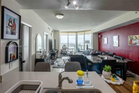 Condo in Miami, Florida, 1 bedroom  № 2046250 - photo 2