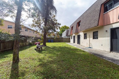 Commercial property in Lauderhill, Florida 279.91 sq.m. № 1011617 - photo 1